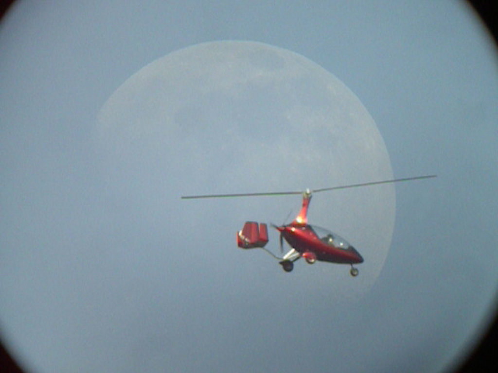 Rencontre Hélicoptère-Lune en plein jour